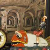 L'uomo ci mostra orgoglioso un vecchio giocattolo in legno a traino che a suo dire varrebbe pi� di duemila euro. Si tratta del �Pinocchio lupo di mare� , una versione del famoso burattino mentre cavalca il feroce pescecane, prodotto dalla ditta tedesca Norimberga negli anni 30